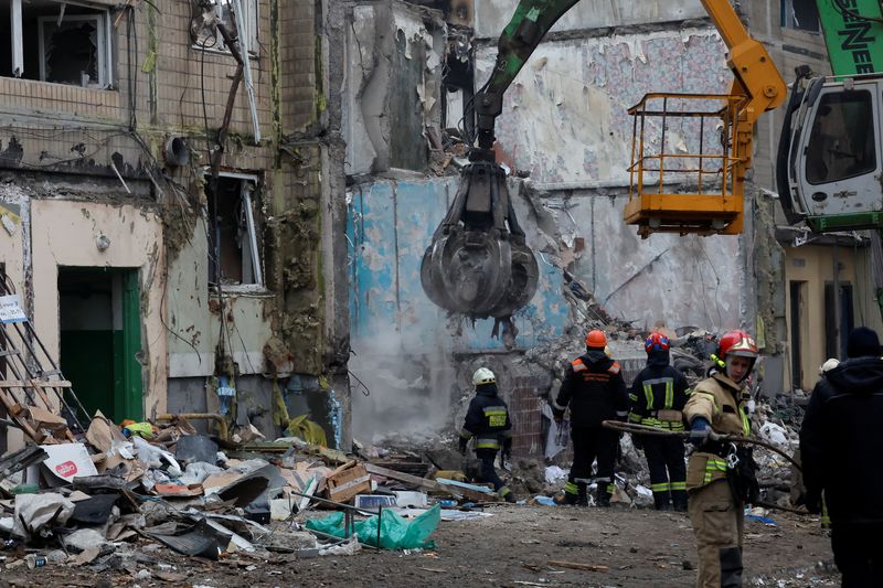 © Reuters. Emergency personnel work at the site where an apartment block was heavily damaged by a Russian missile strike, amid Russia's attack on Ukraine, in Dnipro, Ukraine January 16, 2023. REUTERS/Clodagh Kilcoyne