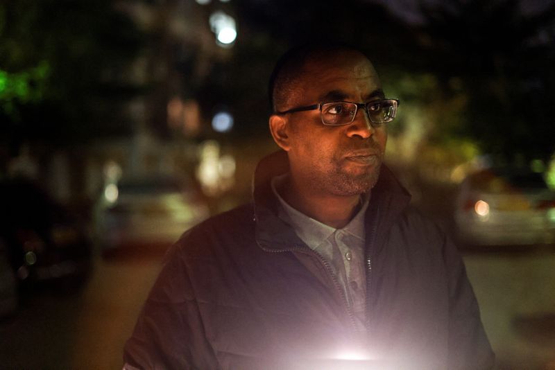 © Reuters. Ilan Mengistu delivers a statement to the media after Palestinian Islamist militant group Hamas released a video showing what they claim is his brother Avera Mengistu, an Israeli citizen being held captive in the Gaza Strip, outside the family home in Ashkelon, Israel January 16, 2023. REUTERS/Amir Cohen