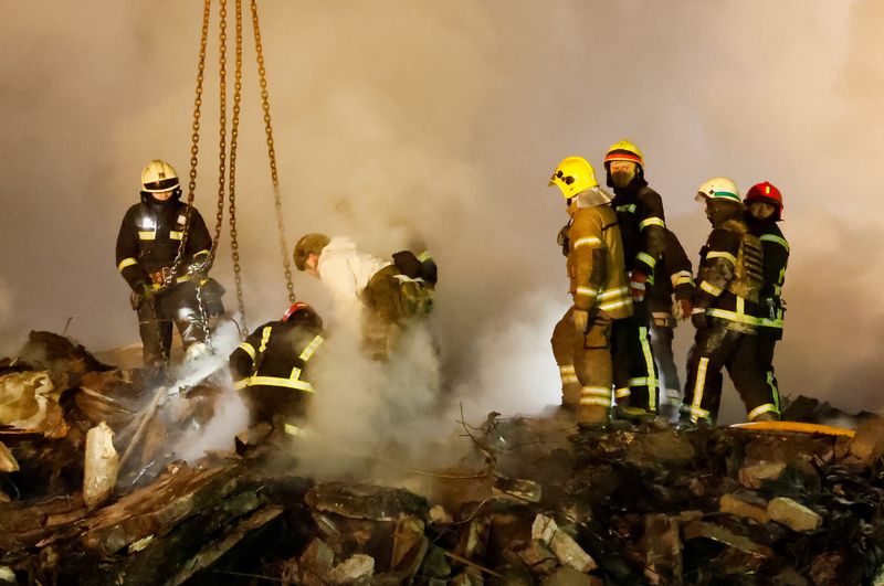 &copy; Reuters. Emergency personnel work at the site where an apartment block was heavily damaged by a Russian missile strike, amid Russia's attack on Ukraine, in Dnipro, Ukraine January 15, 2023. REUTERS/Clodagh Kilcoyne