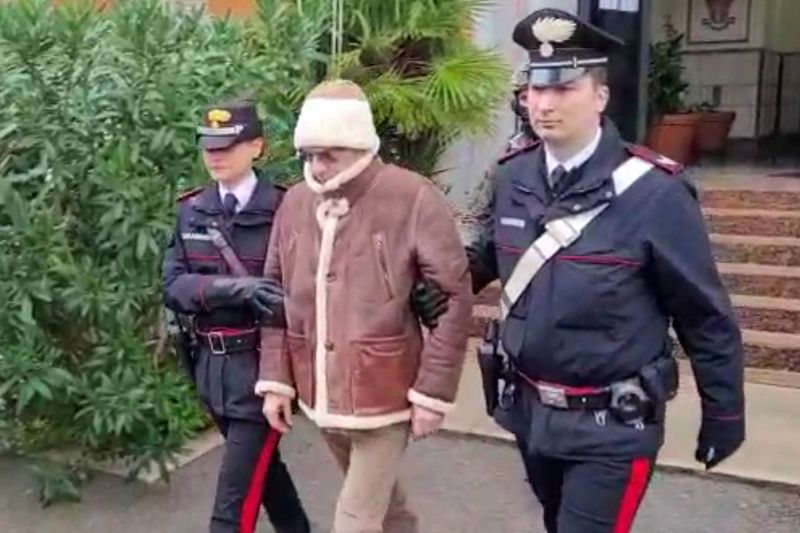 © Reuters. A screengrab taken from a video shows Matteo Messina Denaro the country's most wanted mafia boss being escorted out of a Carabinieri police station after he was arrested in Palermo, Italy, January 16, 2023. Carabinieri/Handout via REUTERS 