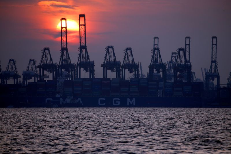 &copy; Reuters. FILE PHOTO: Container cranes are pictured at the port of Singapore, June 10, 2018. REUTERS/Feline Lim