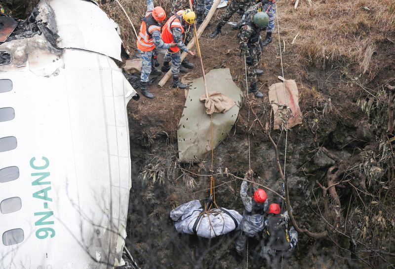 © Reuters. A rescue team recovers the body of a victim from the site of the plane crash of a Yeti Airlines operated aircraft, in Pokhara, Nepal January 16, 2023. REUTERS/Rohit Giri 