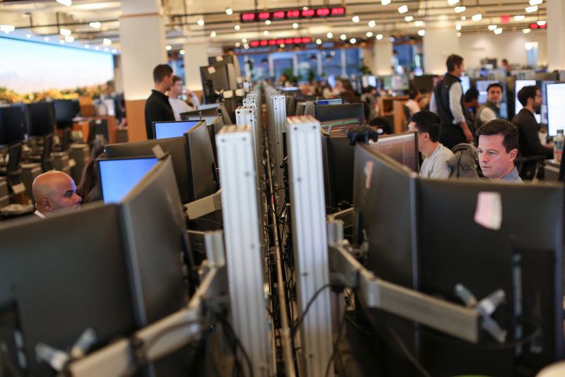 &copy; Reuters. Traders work on the trading floor at the Bank of America Tower in Manhattan, New York City, New York, U.S., November 2, 2022. REUTERS/Andrew Kelly