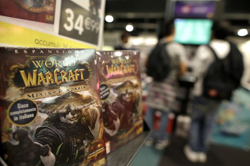 &copy; Reuters. Copies of World of Warcraft: Mists of Pandaria video game published by Activision Blizzard, owned by Vivendi, are displayed in a shop in Rome, October 16, 2012. REUTERS/Tony Gentile 