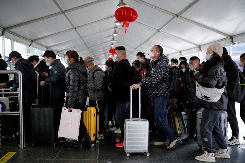 &copy; Reuters. FILE PHOTO: People walk with their luggage at a railway station during the annual Spring Festival travel rush ahead of the Chinese Lunar New Year, as the coronavirus disease (COVID-19) outbreak continues, in Shanghai, China January 16, 2023. REUTERS/Aly S