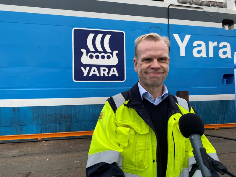 &copy; Reuters. El consejero delegado de Yara International, Svein Tore Holsether, junto al Yara Birkeland, el primer portacontenedores totalmente eléctrico y autónomo del mundo, en Oslo, Noruega, 19 de noviembre de 2021. REUTERS/Victora Klesty