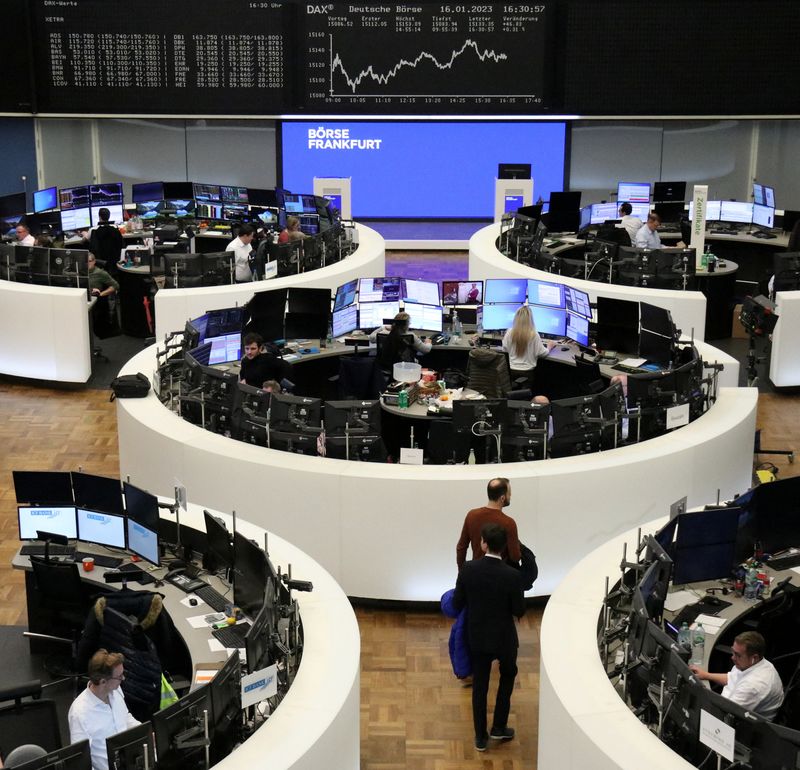 &copy; Reuters. شاشة تظهر بيانات مؤشر داكس الألماني في بورصة فرانكفورت يوم الاثنين. تصوير رويترز.