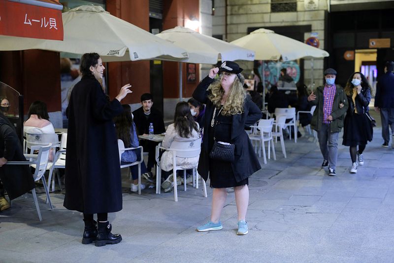 &copy; Reuters. FILE PHOTO-Tourists are seen in the streets, as Madrid's more relaxed COVID-19 policies attract European tourists who are escaping lockdowns due to the coronavirus disease (COVID-19), in Madrid, Spain, March 27, 2021. REUTERS/Javier Barbancho