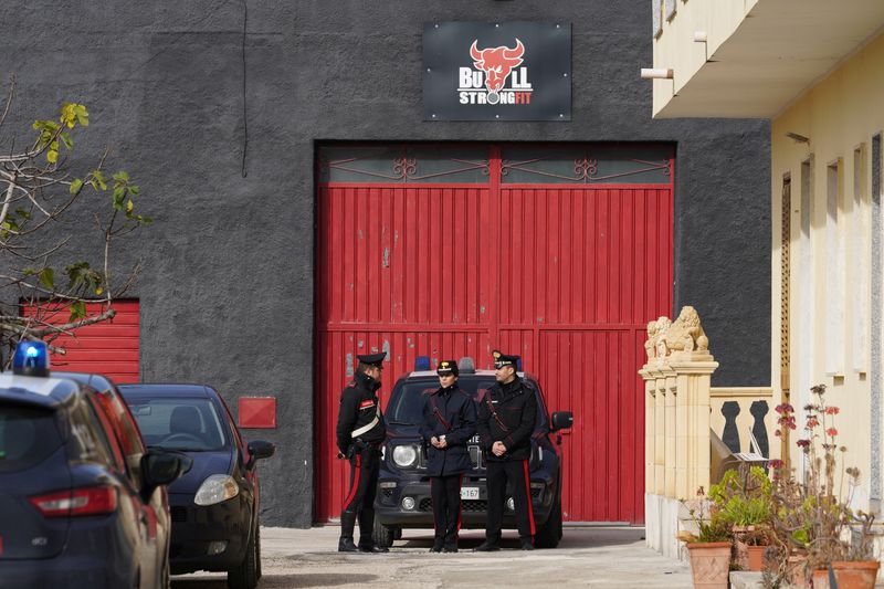 © Reuters. Carabinieri police stand guard near the hideout of Matteo Messina Denaro, Italy's most wanted mafia boss, after he was arrested, in the Sicilian town of Campobello di Mazara, Italy, January 17, 2023. REUTERS/Antonio Parrinello