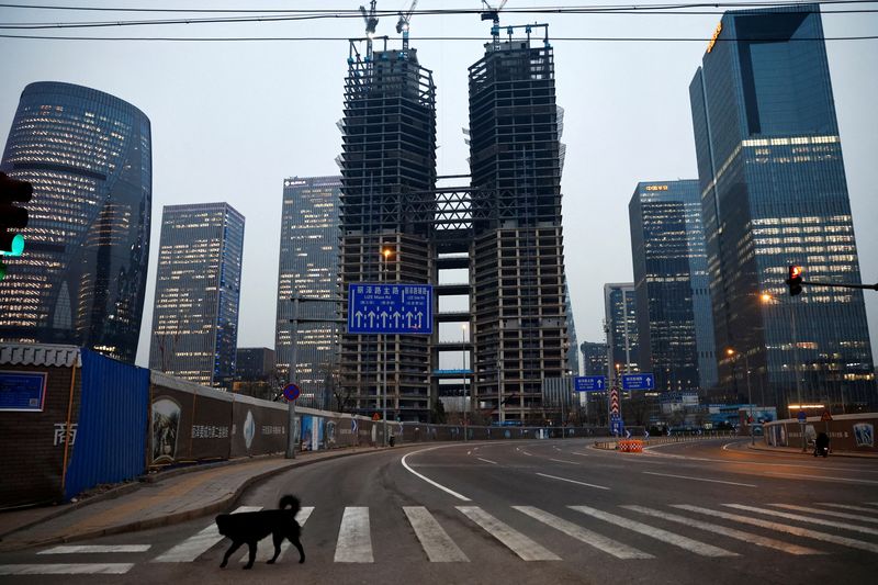 &copy; Reuters. Cachorro atravessa rua em distrito financeiro com prédios em construção em Pequim
11/01/2023 REUTERS/Tingshu Wang