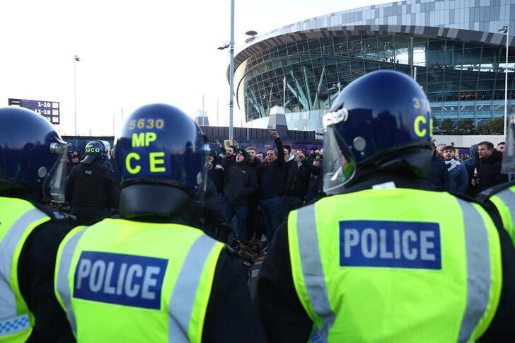 &copy; Reuters. Imagen de archivo de policías vigilando el partido de la Premier League entre Tottenham Hotspur  y Arsenal frente al Tottenham Hotspur Stadium de Londres, Reino Unido. 15 enero 2023. Action Images vía Reuters/Paul Childs