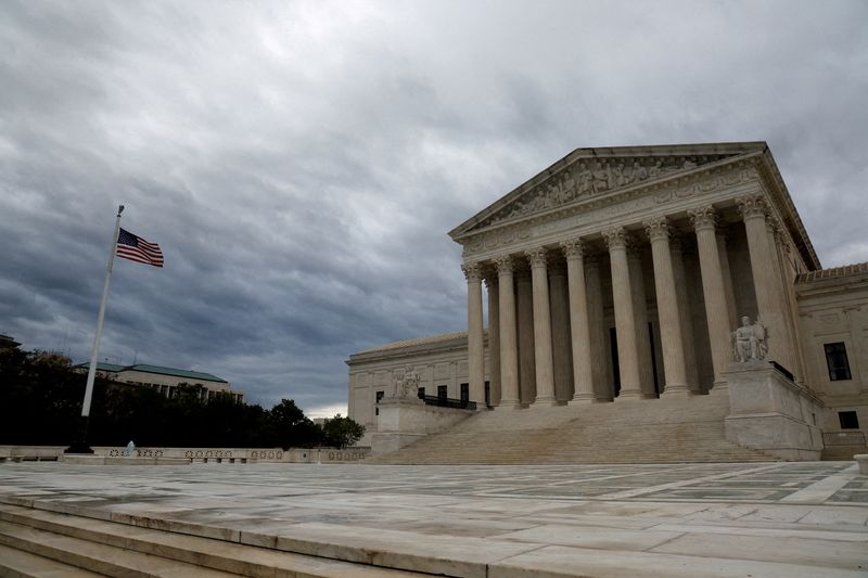 &copy; Reuters. FILE PHOTO: A view of the U.S. Supreme Court building in Washington, U.S. October 3, 2022.  REUTERS/Jonathan Ernst/File Photo