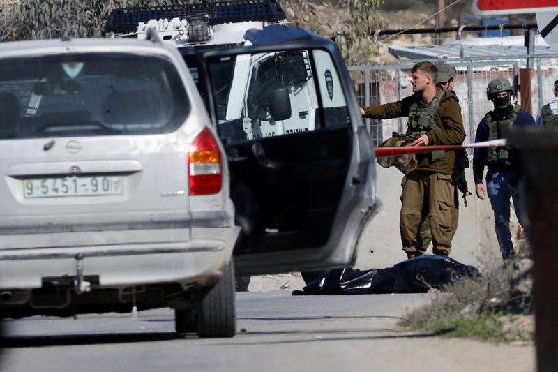 &copy; Reuters. جنود إسرائيليون في موقع الحادث الأمني بالقرب من مدينة الخليل بالضفة الغربية المحتلة يوم الثلاثاء. تصوير: موسى قواسمة - رويترز.
