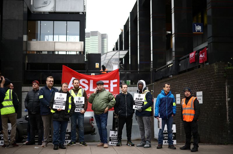 &copy; Reuters. Photo d'archives de cheminots membres du syndicat ASLEF devant la gare d'Euston, à Londres, Grande-Bretagne. /Photo prise le 5 janvier 2023/REUTERS/Henry Nicholls
