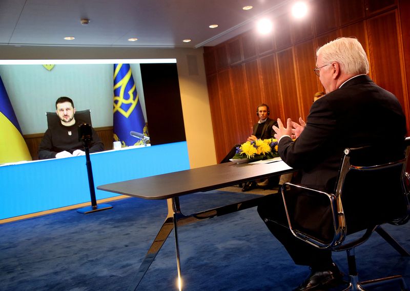 &copy; Reuters. Presidente ucraniano, Volodymyr Zelenskiy, realiza chamada de vídeo com o presidente alemão, Frank-Walter Steinmeier, em Berlim, Alemanha
17/01/2023
Wolfgang Kumm/Pool via REUTERS