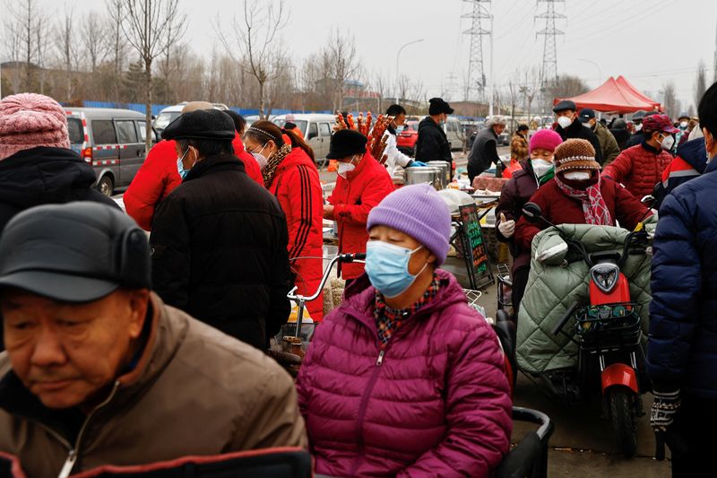 &copy; Reuters. Idosos chineses fazem compras antes do Ano Novo Lunar, em Pequim, China
13/01/2023
REUTERS/Tingshu Wang