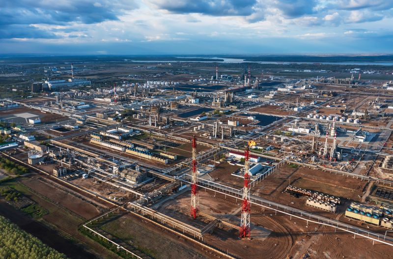 &copy; Reuters. FOTO DE ARCHIVO: Vista general de la refinería gestionada por la petrolera rusa Lukoil en Volgogrado, Rusia, el 22 de abril de 2022. REUTERS/FOTÓGRAFO DE REUTERS
