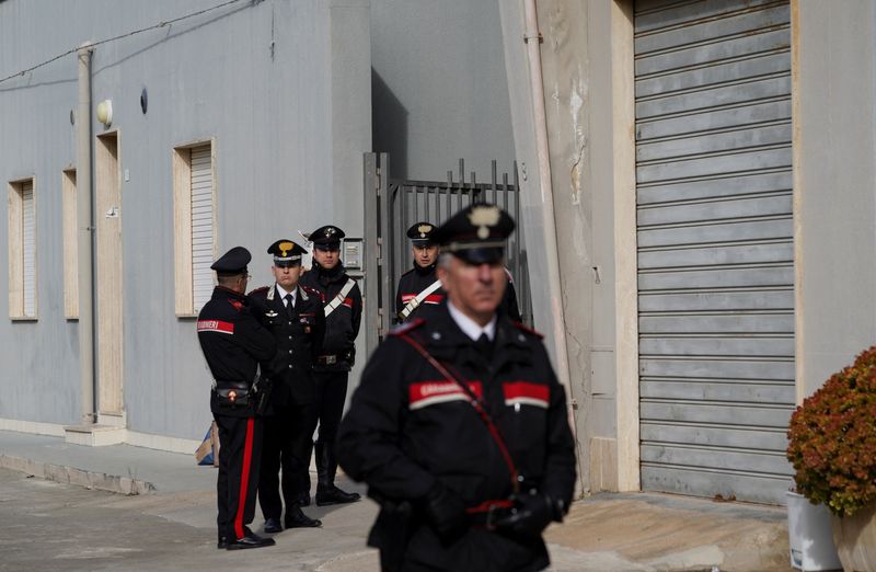 &copy; Reuters. Carabinieri di guardia al covo di Matteo Messina Denaro a Campobello di Mazara. 17 gennaio 2023. REUTERS/Antonio Parrinello