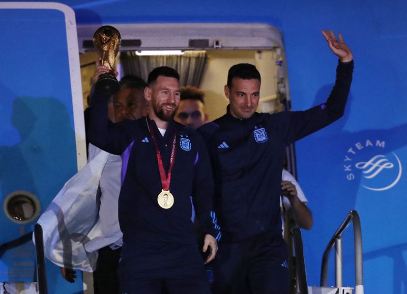 &copy; Reuters. Lionel Messi e Leonel Scaloni chegam a Buenos Aires após conquistarem a Copa do Mundo de 2022, em Buenos Aires, Argentina
20/12/2022
REUTERS/Agustin Marcarian