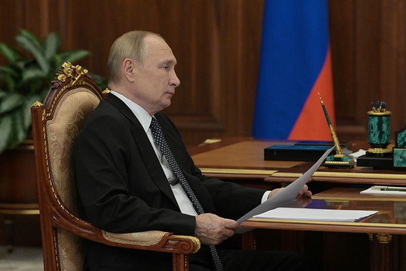 &copy; Reuters. Russia's President Vladimir Putin attends a meeting with Minister of Science and Higher Education Valery Falkov in Moscow, Russia, January 3, 2023. Sputnik/Aleksey Babushkin/Kremlin via REUTERS ATTENTION EDITORS - THIS IMAGE WAS PROVIDED BY A THIRD PARTY.