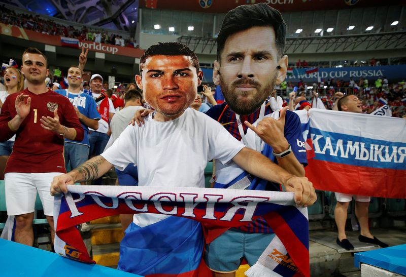 &copy; Reuters. Torcedores russos exibem máscaras de Lionel Messi e Cristiano Ronaldo durante Copa do Mundo, em Sochi, Rússia
07/07/2018
REUTERS/Carl Recine