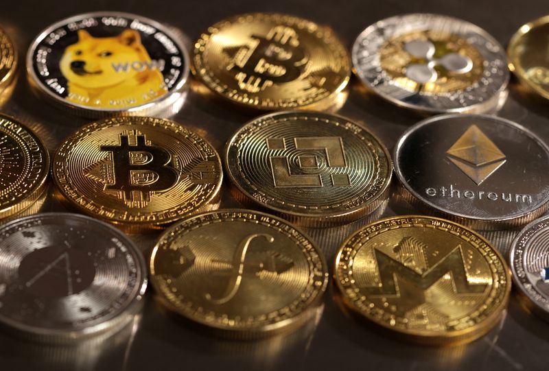 &copy; Reuters. Representations of cryptocurrencies are seen in this illustration, August 10, 2022. REUTERS/Dado Ruvic/Illustration