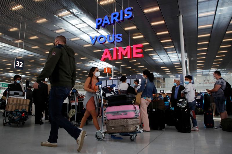 &copy; Reuters. Passengers line up to check in inside the Terminal 3 at Orly Airport, near Paris, France, July 1, 2021. REUTERS/Sarah Meyssonnier