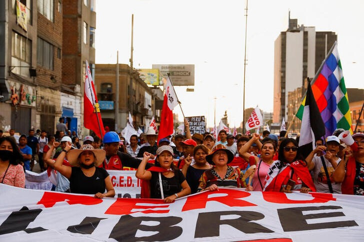 &copy; Reuters. IMAGEN DE ARCHIVO REFERENCIAL. Manifestantes sostienen una pancarta que dice "Perú Libre" durante una protesta para exigir la disolución del Congreso y elecciones democráticas, rechazando a Dina Boluarte como presidenta de Perú, luego de la destituci