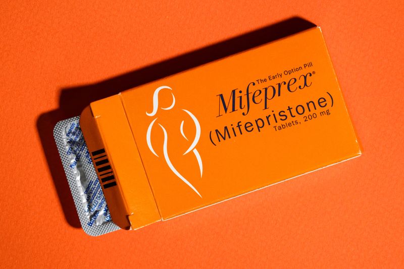 &copy; Reuters. FILE PHOTO: A pack of Mifeprex pills, used to terminate early pregnancies, is displayed in this picture illustration taken May 11, 2022. REUTERS/Caitlin Ochs/Illustration
