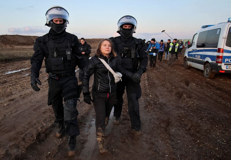 &copy; Reuters. Police officers detain climate activist Greta Thunberg on the day of a protest against the expansion of the Garzweiler open-cast lignite mine of Germany's utility RWE to Luetzerath, in Germany, January 17, 2023 that has highlighted tensions over Germany's