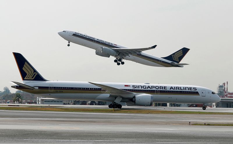 &copy; Reuters. FILE PHOTO: A Singapore Airlines Airbus A330-300 plane takes off behind a Boeing 787-10 Dreamliner at Changi Airport in Singapore March 28, 2018. REUTERS/Edgar Su/File Photo