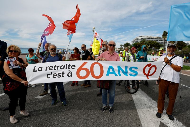 &copy; Reuters. Des manifestants à Nice protestent  contre le relèvement de l'âge de la retraite. /Photo prise le 29 septembre 2022/REUTERS/Eric Gaillard
