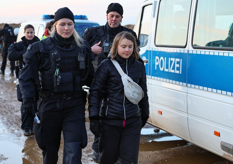 &copy; Reuters. Des policiers arrêtent Greta Thunberg le jour d'une manifestation contre l'expansion d'une mine de lignite à ciel, à  Luetzerath, en Allemagne. /Photo prise le 17 janvier 2023/REUTERS/Wolfgang Rattay