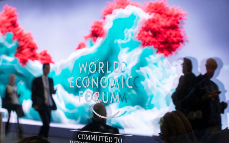 &copy; Reuters. The data sculpture "Artificial Realities: Coral" by Turkish-born artist Refik Anadol is reflected in a window at Davos Congress Centre, the venue of the World Economic Forum (WEF) 2023, in the Alpine resort of Davos, Switzerland, January 17, 2023. REUTERS