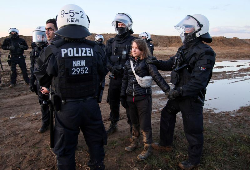 &copy; Reuters. Policiais detêm ativista Greta Thunberg durante protesto contra a expansão da mina de linhito a céu aberto Garzweiler
17/01/2023
REUTERS/Wolfgang Rattay