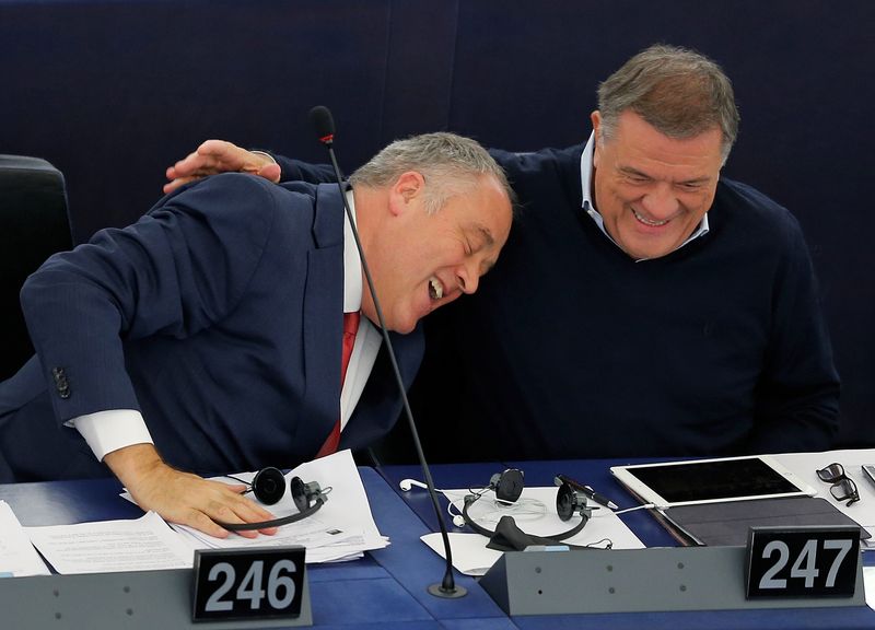 &copy; Reuters. Photo d'archives de l'ancien eurodéputé italien Pier Antonio Panzeri (droite) au Parlement européen à Strasbourg, France. /Photo prise le 26 octobre 2016/REUTERS/Vincent Kessler