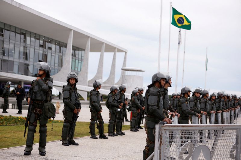 &copy; Reuters. FILE PHOTO: Army officers stand guard outside the Planalto Palace, in Brasilia, Brazil January 11, 2023. REUTERS/Amanda Perobelli/File Photo