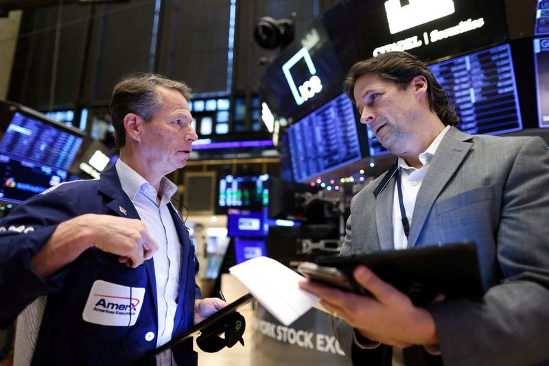 &copy; Reuters. Des traders travaillent à la Bourse de New York (NYSE). /Photo prise le 5 janvier 2023/REUTERS/Andrew Kelly