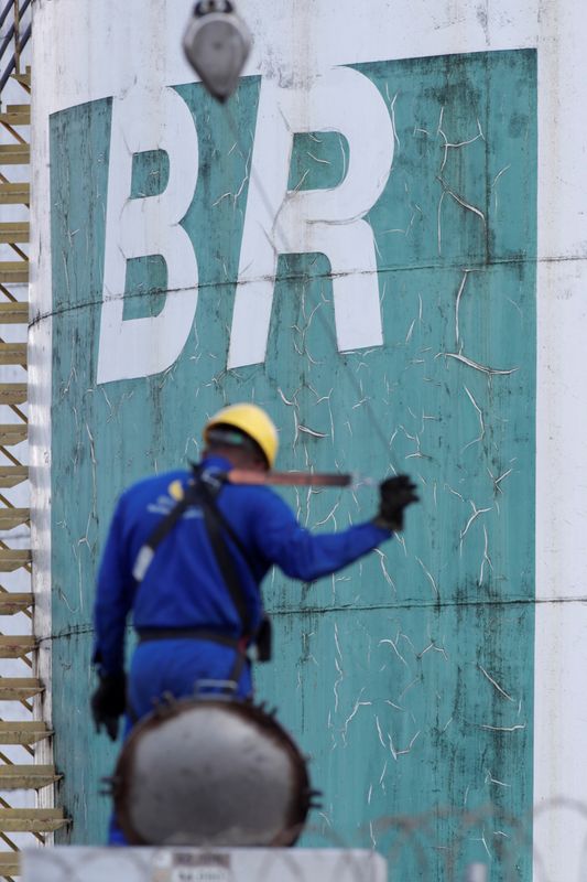 © Reuters. Trabalhador em tanque da Petrobras, em Brasília
17/01/2023
REUTERS/Ueslei Marcelino