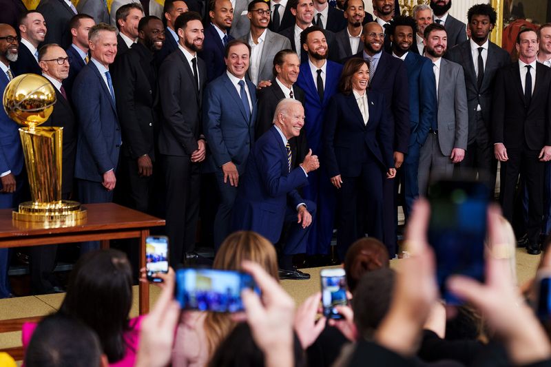 &copy; Reuters. Jan 17, 2023; Washington, DC, USA; President Joe Biden kneels as he and Vice President Kamala Harris take a photo with the Golden State Warriors to the East Room of the White House to celebrate their 2022 NBA championship. Mandatory Credit: Josh Morgan-US