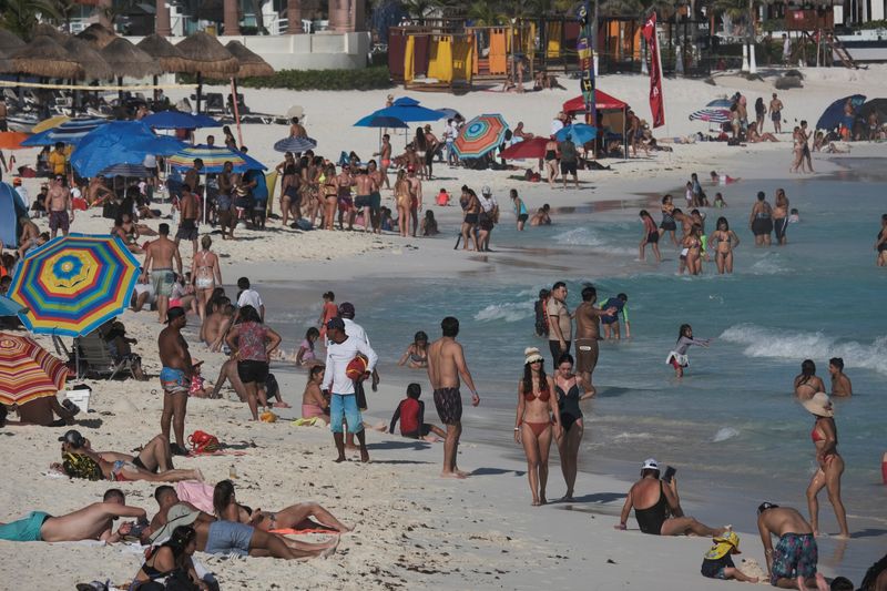 &copy; Reuters. FILE PHOTO: Tourists enjoy the Caribbean sea at Gaviota Azul beach, in Cancun, Mexico October 29, 2022. REUTERS/Paola Chiomante
