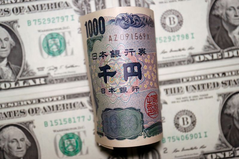 &copy; Reuters. FILE PHOTO: Japanese yen and U.S. dollar banknotes are seen in this illustration picture taken June 16, 2022. REUTERS/Florence Lo/Illustration