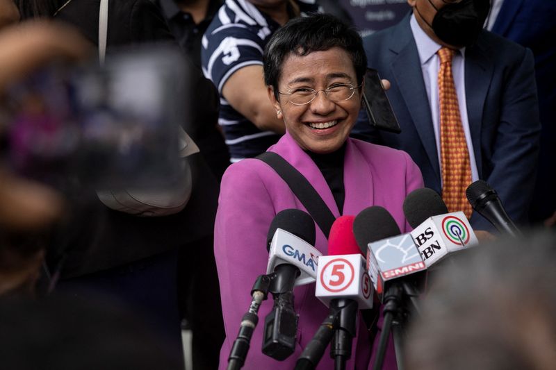 © Reuters. Rappler CEO and Nobel Laureate Maria Ressa speaks to the press after a Manila court acquitted her from a tax evasion case, outside the Court of Tax Appeals in Quezon City, Philippines, January 18, 2023. REUTERS/Eloisa Lopez