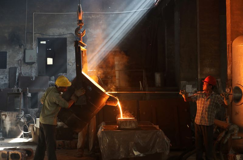 &copy; Reuters. FILE PHOTO: Workers pour molten iron into a mould at a workshop in Hangzhou, Jiangsu province, China July 24, 2019. REUTERS/Stringer 