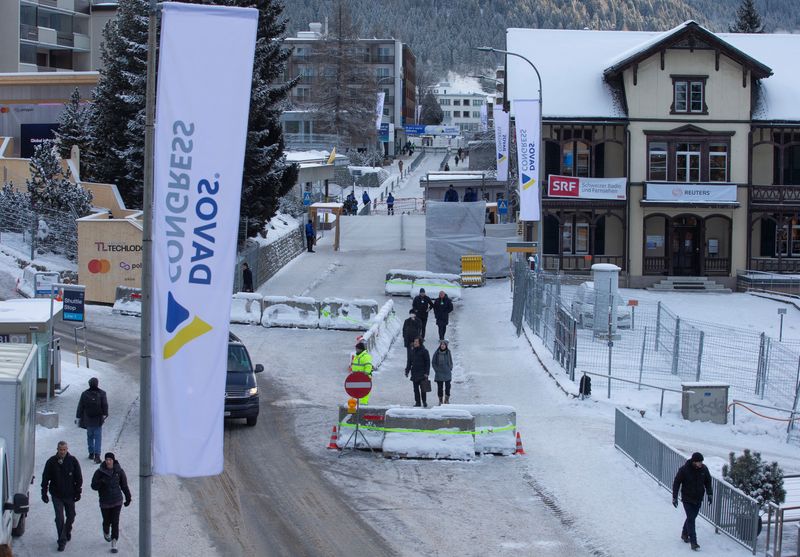 © Reuters. Concrete barriers are placed on the Promenade road during the World Economic Forum (WEF) 2023, in the Alpine resort of Davos, Switzerland, January 16, 2023. REUTERS/Arnd Wiegmann