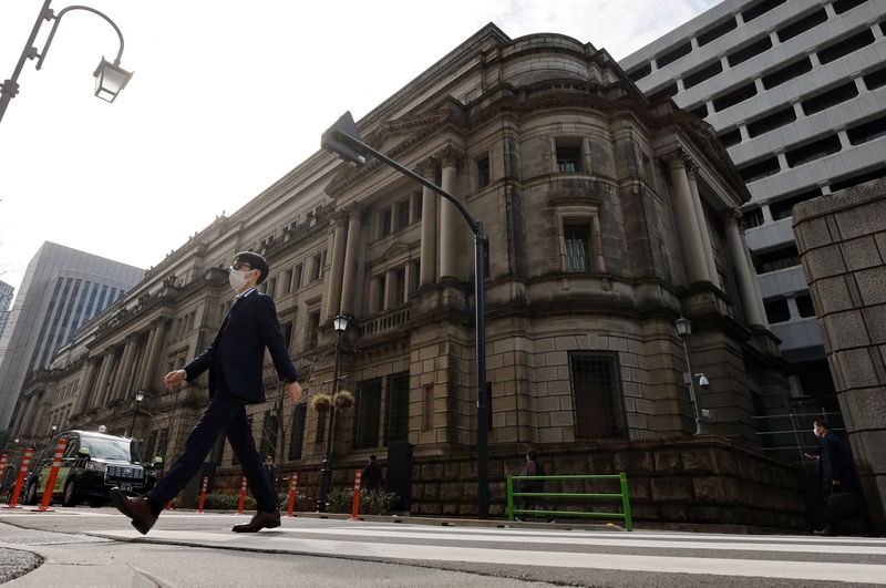 &copy; Reuters. Photo d'un homme qui marche devant le siège de la Banque du Japon à Tokyo. /Photo prise le 18 janvier 2023 à Tokyo, Japon/REUTERS/Issei Kato