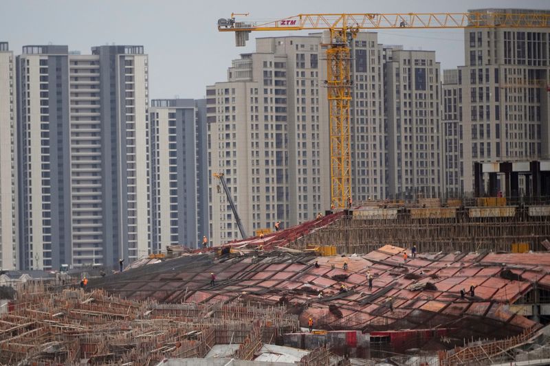 &copy; Reuters. FOTO DE ARCHIVO. Obreros trabajan en una obra, en Shanghái, China. 14 de octubre de 2022. REUTERS/Aly Song