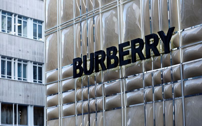 &copy; Reuters. Photo du logo de Burberry visible sur un magasin Burberry à Londres. /Photo prise le 16 janvier 2023 à Londres, Grande-Bretagne/REUTERS/Peter Nicholls