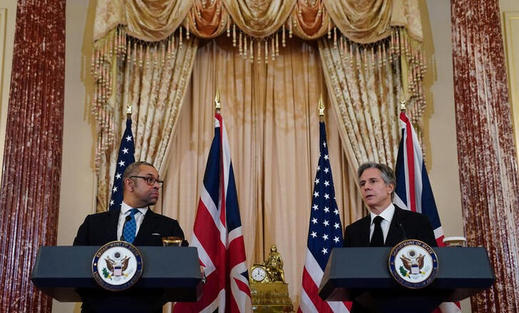 © Reuters. U.S. Secretary of State Antony Blinken and British Foreign Secretary James Cleverly hold a press conference at the State Department in Washington, U.S., January 17, 2023.  REUTERS/Kevin Lamarque