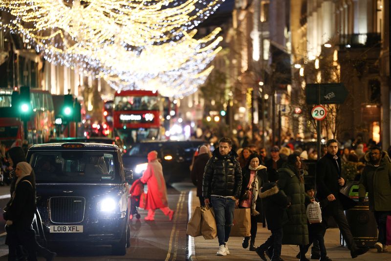 &copy; Reuters. Photo des gens qui passent devant des étalages de boutiques dans Regent Street à Londres. /Photo prise le 4 décembre 2022 à Londres, Grande-Bretagne/REUTERS/Henry Nicholls